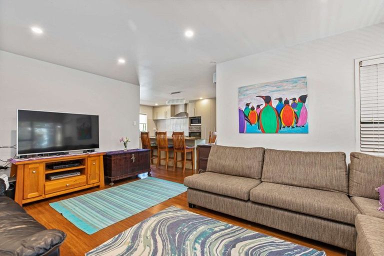 Photo of property in 48 Beach Road, Te Atatu Peninsula, Auckland, 0610