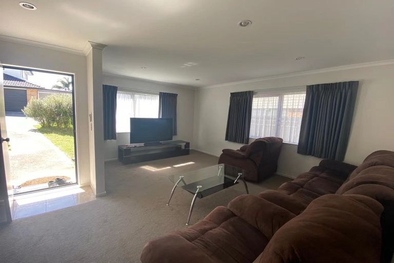 Photo of property in 16 Andover Way, Goodwood Heights, Auckland, 2105