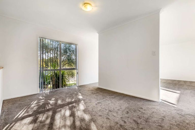 Photo of property in 6 Bibury Avenue, Henderson, Auckland, 0612