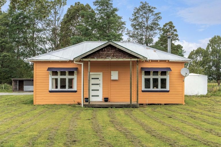 Photo of property in 1822 State Highway 2, Tauwharenikau, Greytown, 5794