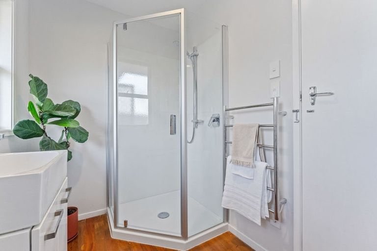 Photo of property in 1/9a Eversleigh Road, Belmont, Auckland, 0622