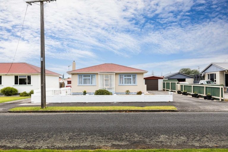 Photo of property in 84 Broadway, Waitara, 4320