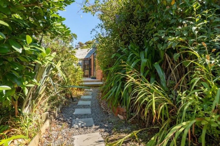 Photo of property in 49 Airlie Road, Plimmerton, Porirua, 5026