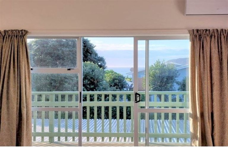 Photo of property in 7 Terrace Road, Titahi Bay, Porirua, 5022