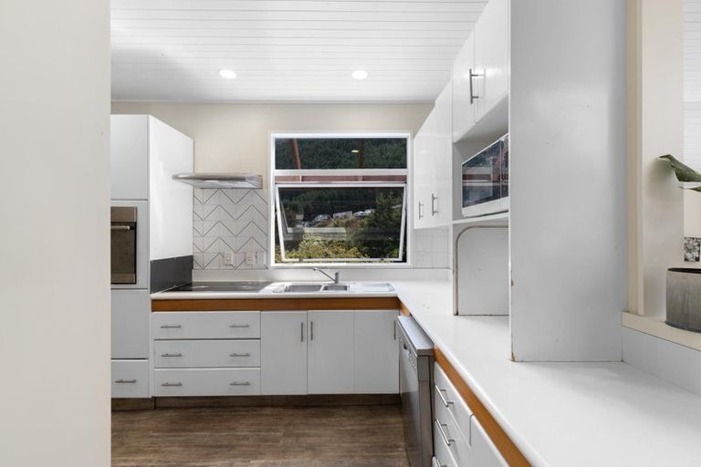 Photo of property in 8 Mackinnon Terrace, Sunshine Bay, Queenstown, 9300