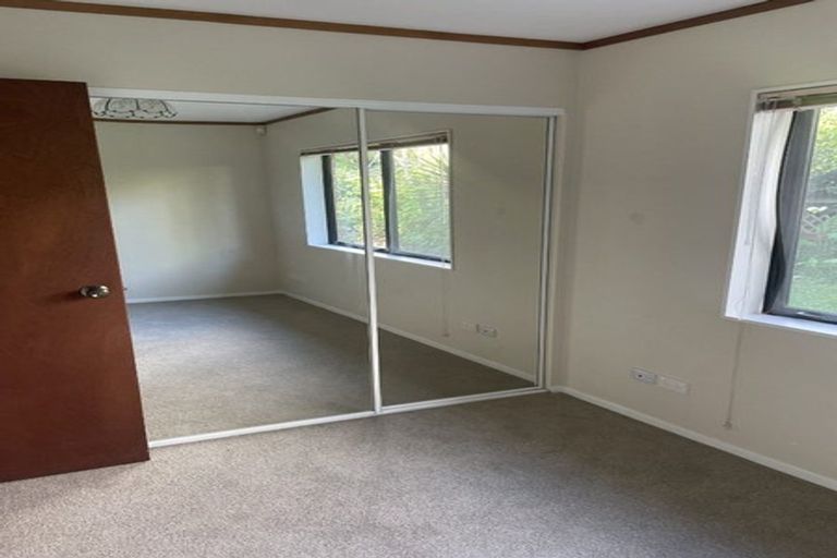 Photo of property in 8 Kirkdale Place, Northcross, Auckland, 0632