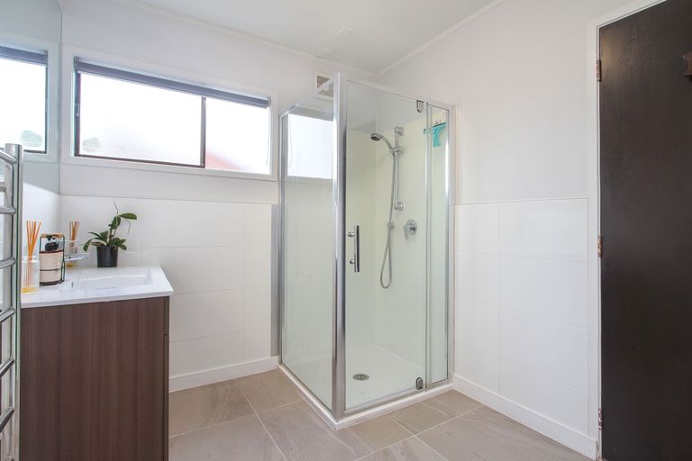 Photo of property in 1/6 Sovereign Place, Glenfield, Auckland, 0629
