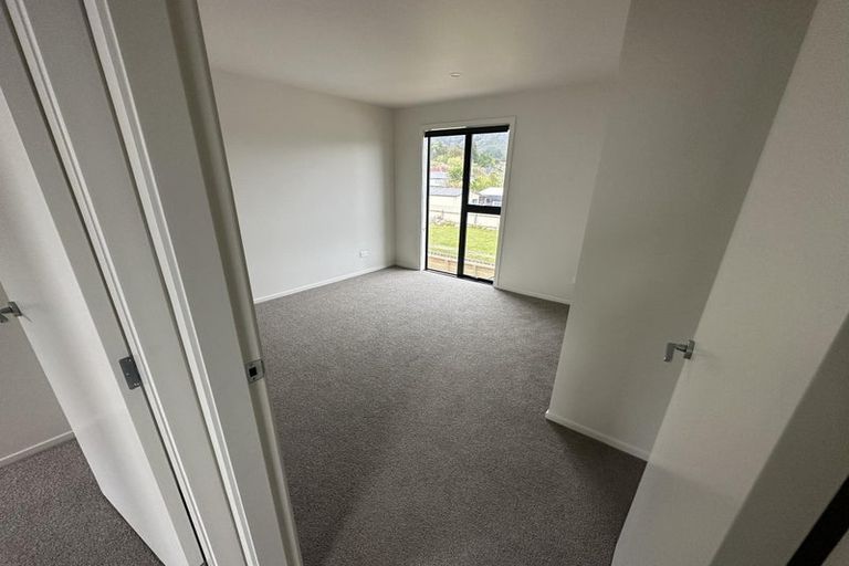 Photo of property in 5/7 Wainuiomata Road, Wainuiomata, Lower Hutt, 5014