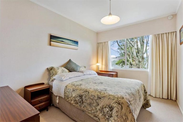 Photo of property in 15 Easton Park Parade, Glenfield, Auckland, 0629