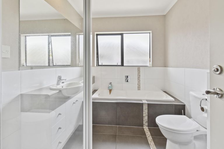 Photo of property in 25 Girvan Terrace, Wattle Downs, Auckland, 2103