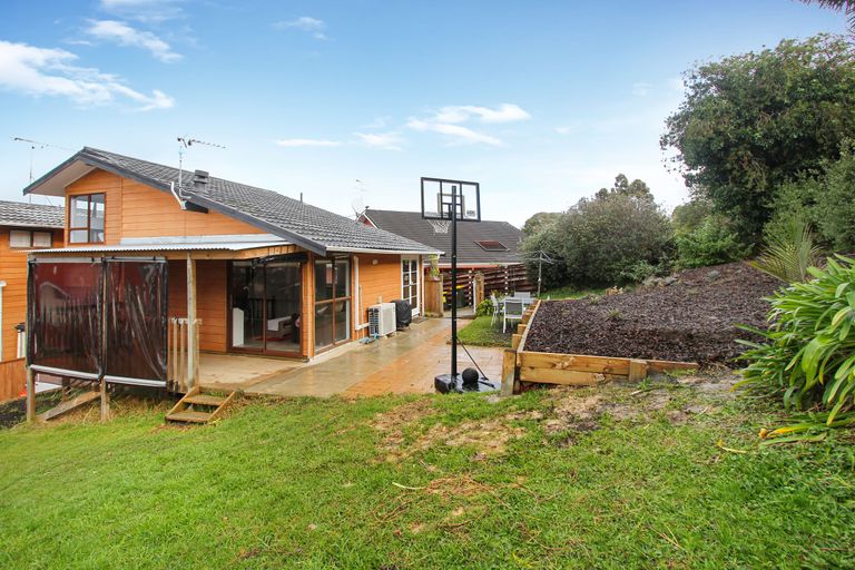 Photo of property in 1/6 Sovereign Place, Glenfield, Auckland, 0629
