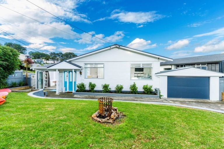 Photo of property in 1/2 Rock Isle Road, Torbay, Auckland, 0630