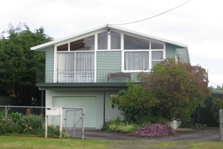 Photo of property in 120 Waimumu Road, Massey, Auckland, 0614
