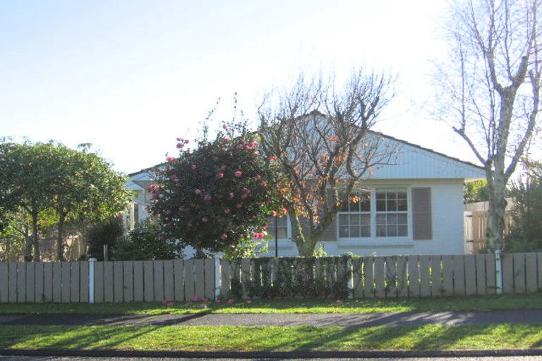 Photo of property in 11 Fielding Crescent, Farm Cove, Auckland, 2012