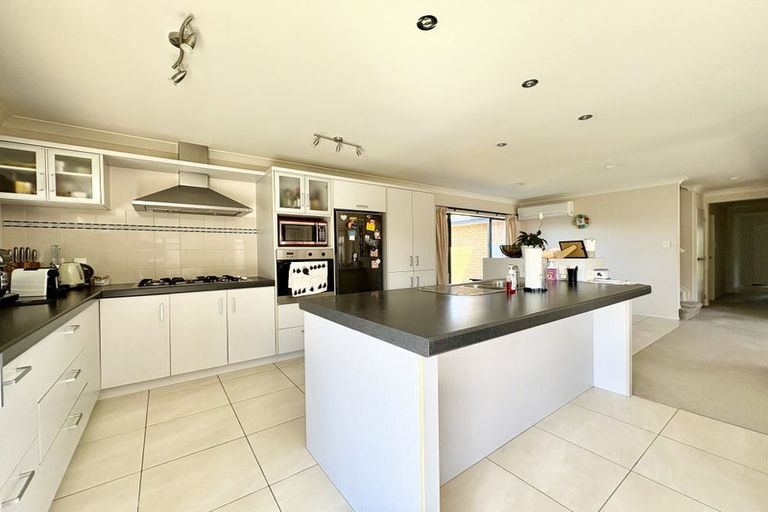 Photo of property in 6 Bellshill Close, Wattle Downs, Auckland, 2103