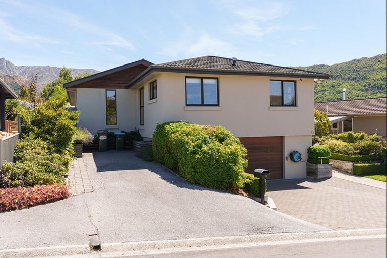 Photo of property in 22 Hood Crescent, Arrowtown, 9302