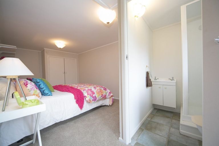 Photo of property in 28 Minnehaha Avenue, Titirangi, Auckland, 0604