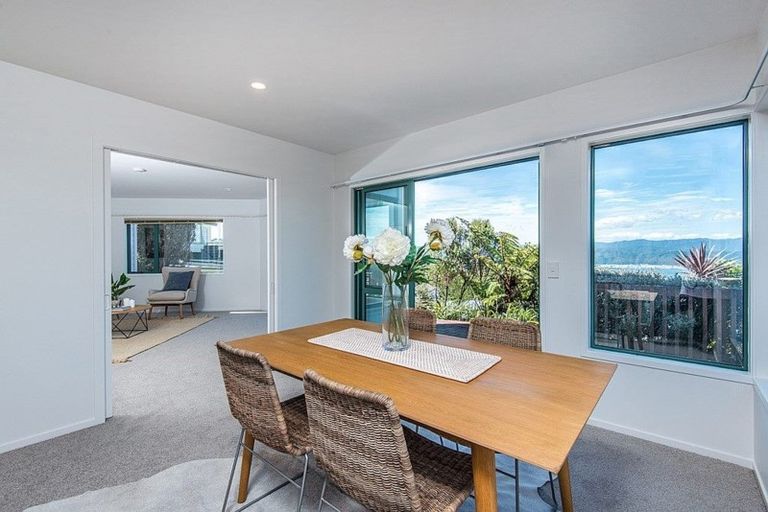 Photo of property in 44 Dress Circle, Newlands, Wellington, 6037