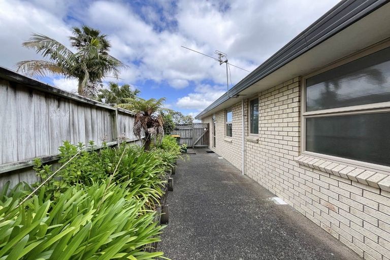 Photo of property in 2/15 Stoneleigh Court, Sunnynook, Auckland, 0632