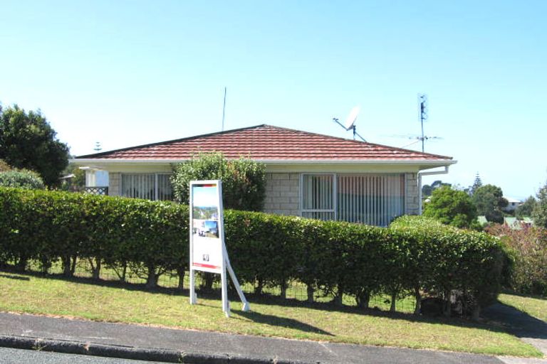 Photo of property in 1/16 Barker Rise, Northcross, Auckland, 0632