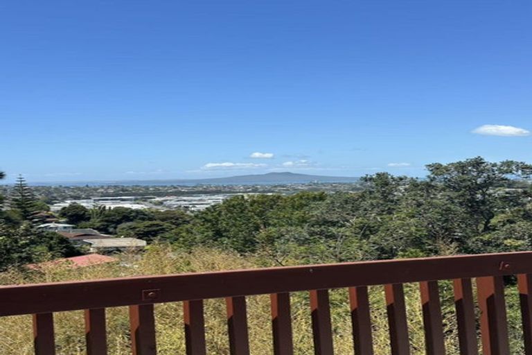 Photo of property in 635 Glenfield Road, Totara Vale, Auckland, 0629