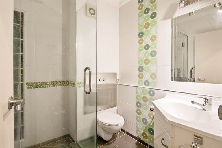 Photo of property in 8a Oteha Valley Road, Northcross, Auckland, 0632