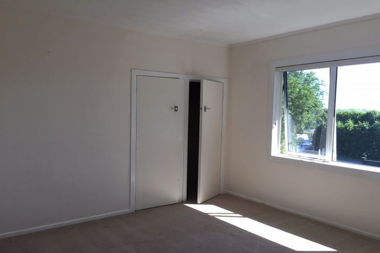 Photo of property in 2/130 Rangatira Road, Beach Haven, Auckland, 0626