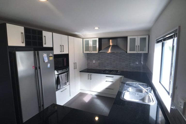 Photo of property in 28b Roberts Road, Glenfield, Auckland, 0629