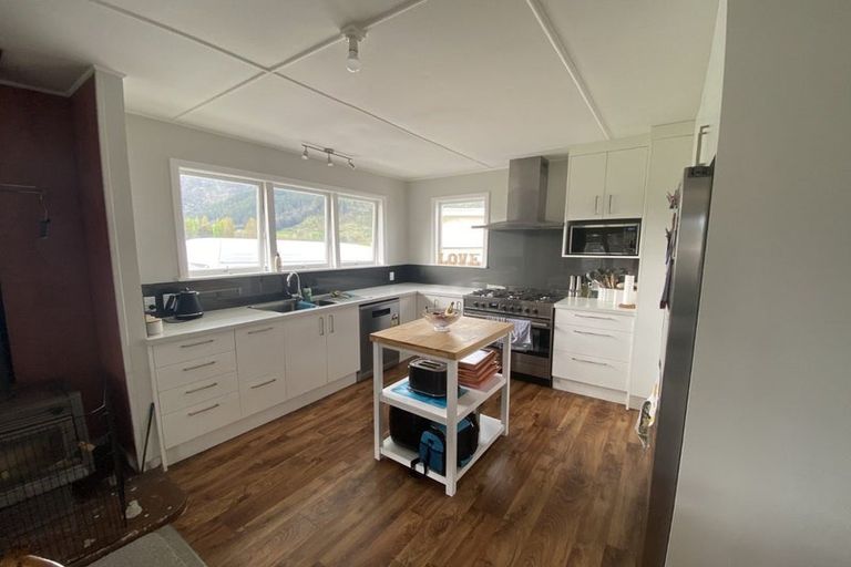 Photo of property in 110 Waller Street, Murchison, 7007