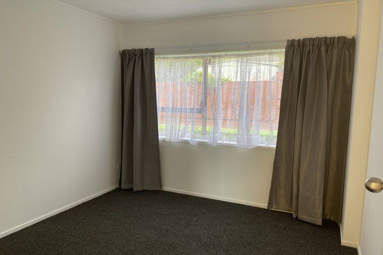 Photo of property in 2/27 Butterworth Drive, Glendene, Auckland, 0602