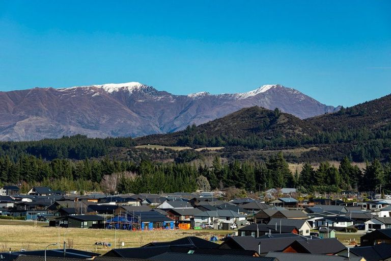 Photo of property in 33 Tomtit Crescent, Lake Hawea, 9382