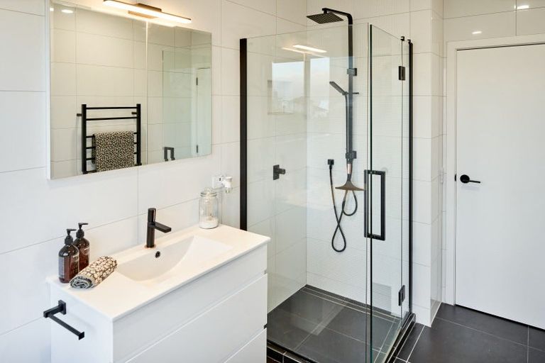 Photo of property in 9 Cromwell Point, Newlands, Wellington, 6037