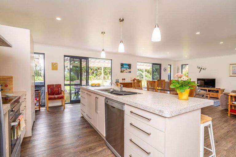 Photo of property in 25 Johnson Point Road, Waipu, 0582