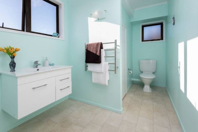 Photo of property in 2/3 Te Akau Crescent, Bucklands Beach, Auckland, 2012