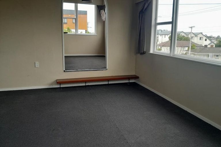 Photo of property in 2/210 Sunnynook Road, Totara Vale, Auckland, 0627