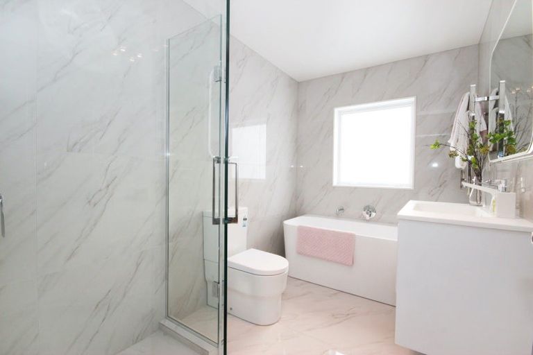 Photo of property in 16 Skulander Crescent, Orewa, 0931