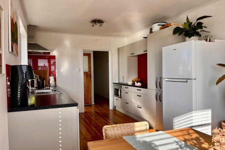 Photo of property in 28 Roland Hill, Glen Eden, Auckland, 0602