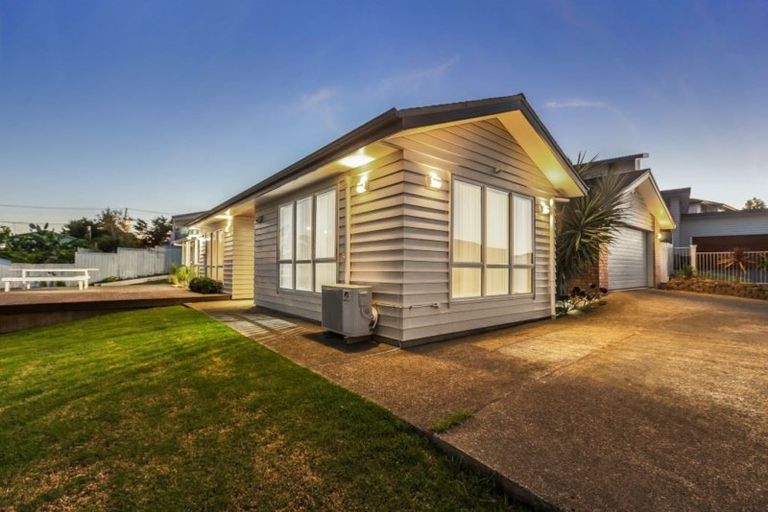 Photo of property in 8 Mcwhirters Farm Lane, Massey, Auckland, 0614