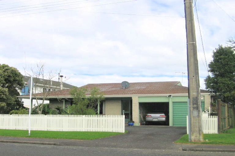 Photo of property in 110 Waimumu Road, Massey, Auckland, 0614