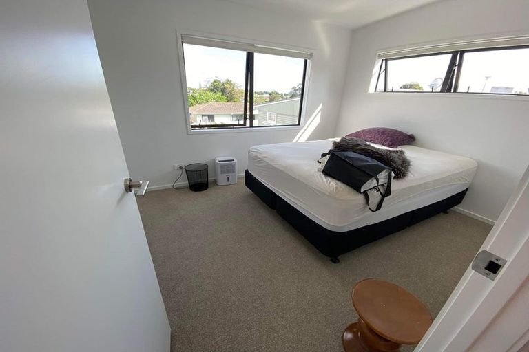 Photo of property in 1/60 Hepburn Road, Glendene, Auckland, 0602