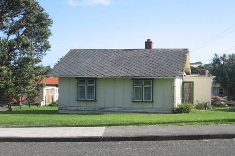 Photo of property in 5 Whanake Street, Titahi Bay, Porirua, 5022