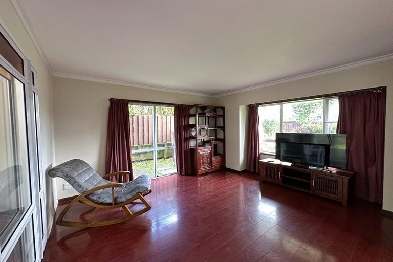 Photo of property in 11 Ravenstone Place, Chatswood, Auckland, 0626
