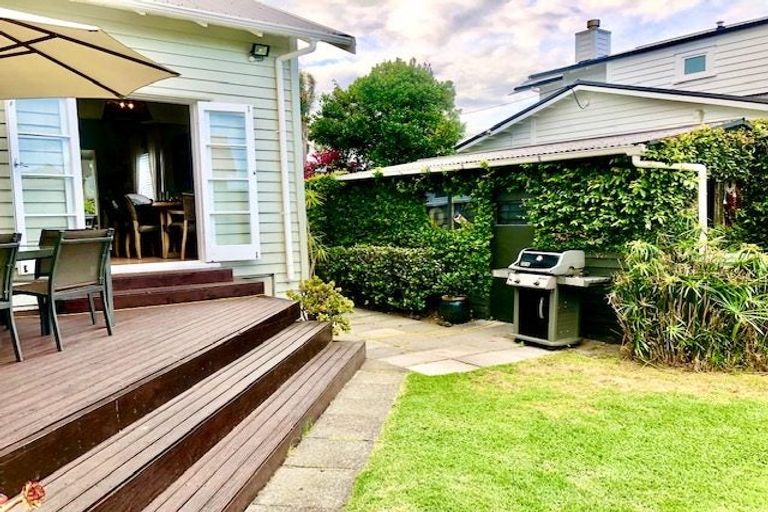 Photo of property in 11 Ocean View Road, Milford, Auckland, 0620