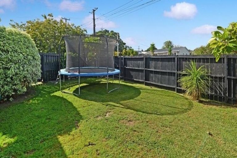 Photo of property in 1/33 Sunnyhaven Avenue, Beach Haven, Auckland, 0626