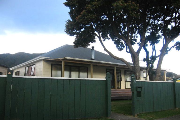 Photo of property in 2/4 Atiawa Crescent, Waiwhetu, Lower Hutt, 5010