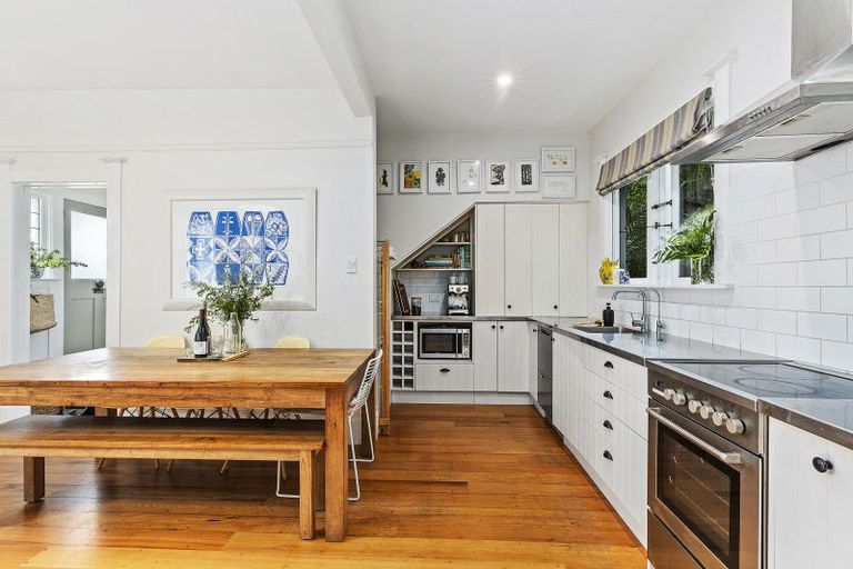 Photo of property in 40 Ngaio Road, Kelburn, Wellington, 6012