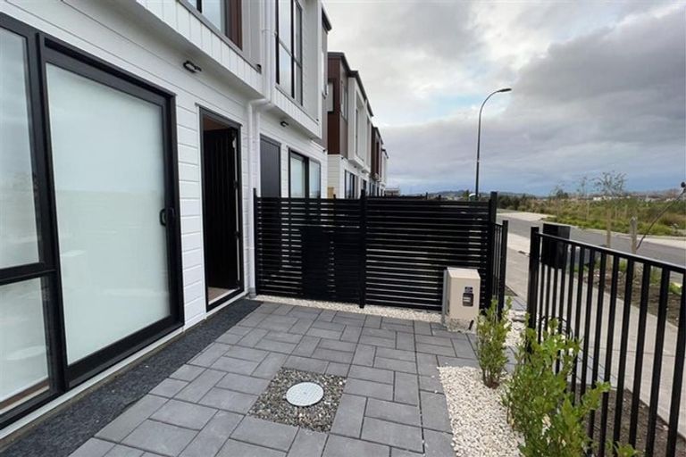 Photo of property in 17 Aramata Road, Papakura, 2110