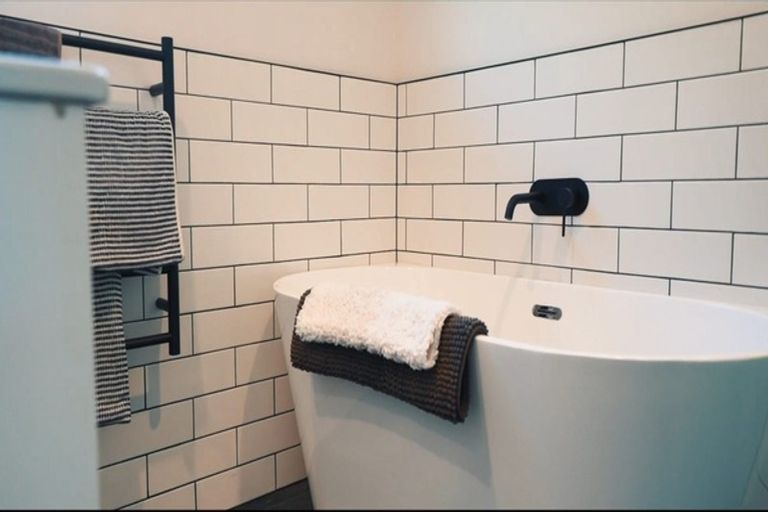 Photo of property in 1/9 Paruru Avenue, Northcote, Auckland, 0627