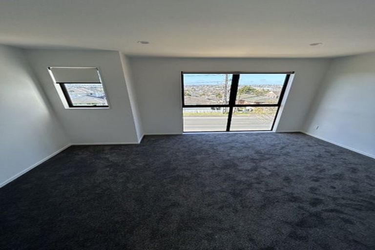 Photo of property in 4d Hepburn Road, Glendene, Auckland, 0602