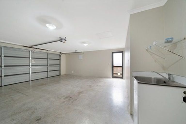 Photo of property in 2 Renata Crescent, Te Atatu Peninsula, Auckland, 0610